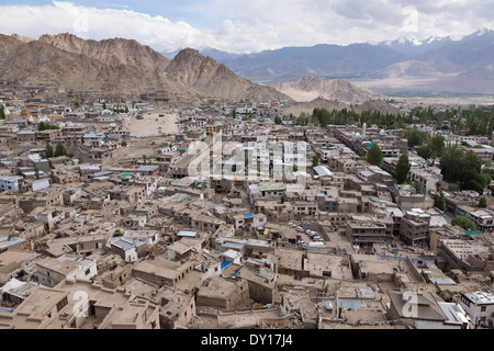 Leh, Ladakh, India. Vista in elevazione della città Foto Stock
