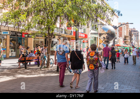 I pedoni a camminare lungo il distretto di vendita al dettaglio di Rundle Mall in Adelaide Australia Foto Stock