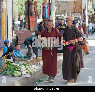 Leh, Ladakh, India, Asia del Sud. Monaci buddisti tibetani camminando nel bazaar principale nella città vecchia Foto Stock