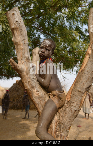 Ritratto di un giovane ragazzo Karo in Kolcho sul fiume Omo Etiopia Foto Stock