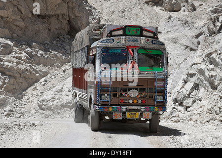 Basgo, Ladakh, India. Un carrello avvicinando Basgo villaggio sull'autostrada Leh-Srinagar Foto Stock