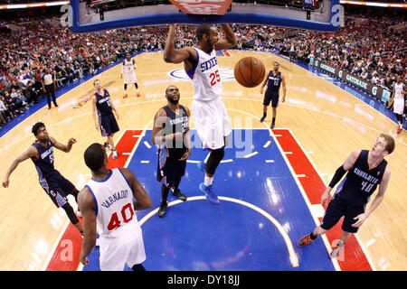 Philadelphia, Pennsylvania, USA. 2 Apr 2014. Philadelphia 76ers guard Elliot Williams (25) schiacciate la palla durante il gioco NBA tra Charlotte Bobcats e la Philadelphia 76ers presso la Wells Fargo Center di Philadelphia, Pennsylvania. I Bobcats ha vinto 123-93. Christopher Szagola/Cal Sport Media Foto Stock