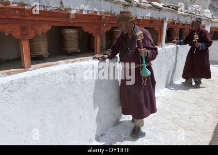 Lamayuru, Ladakh, India. Pellegrini dalle ruote della preghiera a Lamayuru gompa. Il Tibetano monastero buddista è oltre mille anni Foto Stock