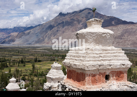 Diskit village, Ladakh, India, vista di Nubra valley con chortens in primo piano Foto Stock