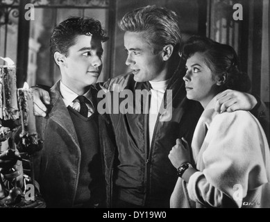 Sal Mineo, James Dean e Natalie Wood, sul set del film "Ribelle senza una causa', 1955 Foto Stock