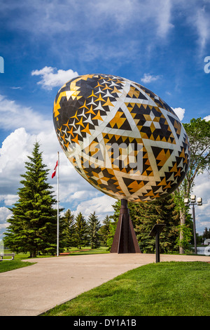 L'uovo grande è una gigantesca scultura di un pysanka, Ucraina-stile di uova di Pasqua in Vegreville, Alberta, Canada. Foto Stock