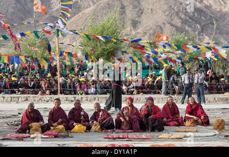 Shey, Ladakh, India, Asia del Sud. Buddista Tibetana pellegrini al Drukpa annuale complessivo. Messa a fuoco selettiva Foto Stock