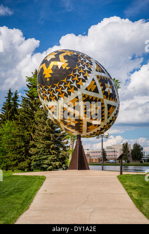 L'uovo grande è una gigantesca scultura di un pysanka, Ucraina-stile di uova di Pasqua in Vegreville, Alberta, Canada. Foto Stock