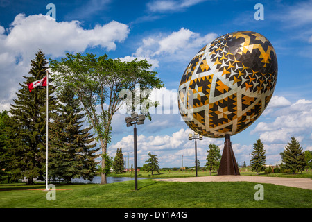 L'uovo grande è una gigantesca scultura di un pysanka, Ucraina-stile di uova di Pasqua in Vegreville, Alberta, Canada. Foto Stock