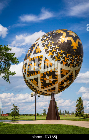 L'uovo grande è una gigantesca scultura di un pysanka, Ucraina-stile di uova di Pasqua in Vegreville, Alberta, Canada. Foto Stock