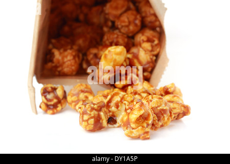 Caramello popcorn in scatola di carta isolato su sfondo bianco Foto Stock