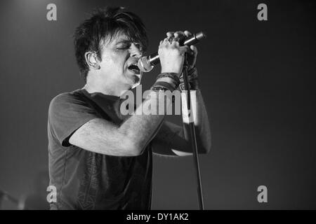 Milwaukee, Wisconsin, Stati Uniti d'America. 1 apr, 2014. Musicista Gary Numan suona dal vivo con la sua band a Turner Hall sala da ballo a Milwaukee nel Wisconsin © Daniel DeSlover/ZUMAPRESS.com/Alamy Live News Foto Stock