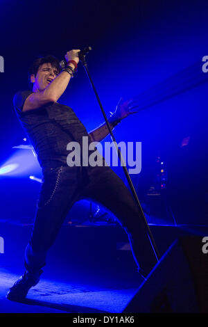 Milwaukee, Wisconsin, Stati Uniti d'America. 1 apr, 2014. Musicista Gary Numan suona dal vivo con la sua band a Turner Hall sala da ballo a Milwaukee nel Wisconsin © Daniel DeSlover/ZUMAPRESS.com/Alamy Live News Foto Stock