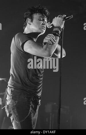 Milwaukee, Wisconsin, Stati Uniti d'America. 1 apr, 2014. Musicista Gary Numan suona dal vivo con la sua band a Turner Hall sala da ballo a Milwaukee nel Wisconsin © Daniel DeSlover/ZUMAPRESS.com/Alamy Live News Foto Stock