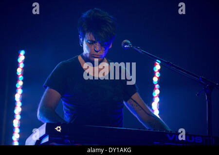 Milwaukee, Wisconsin, Stati Uniti d'America. 1 apr, 2014. Musicista Gary Numan suona dal vivo con la sua band a Turner Hall sala da ballo a Milwaukee nel Wisconsin © Daniel DeSlover/ZUMAPRESS.com/Alamy Live News Foto Stock