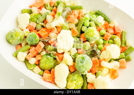 Le verdure surgelate, carote, piselli, broccoli, fagiolini, cavolini di Bruxelles e cavolfiori. Una miscela di prodotti freschi e congelati Ortaggi Foto Stock