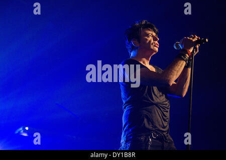 Milwaukee, Wisconsin, Stati Uniti d'America. 1 apr, 2014. Musicista Gary Numan suona dal vivo con la sua band a Turner Hall sala da ballo a Milwaukee nel Wisconsin © Daniel DeSlover/ZUMAPRESS.com/Alamy Live News Foto Stock