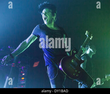 Milwaukee, Wisconsin, Stati Uniti d'America. 1 apr, 2014. Musicista Gary Numan suona dal vivo con la sua band a Turner Hall sala da ballo. © Daniel DeSlover/ZUMAPRESS.com/Alamy Live News Foto Stock