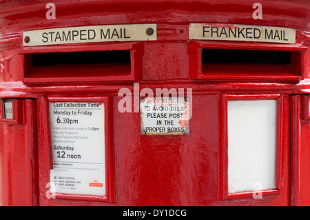Un pilastro box con aperture separate per timbrato e affrancati mail. Foto Stock