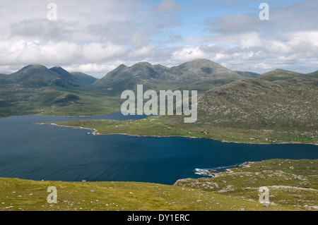 Clisham (Un Cliseam) a destra, sopra Loch un Siar (West Loch Tarbert) da Ceann Reamhar, Harris, Western Isles, Scotland, Regno Unito. Foto Stock