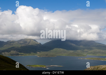 Clisham (Un Cliseam) a destra, sopra Loch un Siar (West Loch Tarbert) da Beinn Dhubh, Harris, Western Isles, Scotland, Regno Unito. Foto Stock