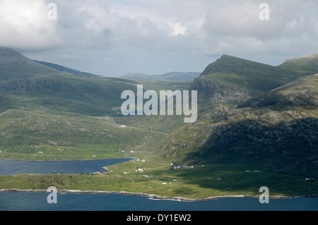 Il picco di Sgaoth Iosal e la A859 road, da Beinn Dhubh, Harris, Western Isles, Scotland, Regno Unito Foto Stock