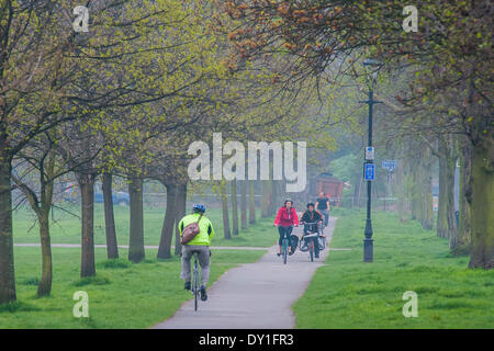 Londra, Regno Unito. 03 apr 2014. L'inquinamento atmosferico è elevato a Londra a causa di veicolo e le emissioni industriali la miscelazione con il deserto di sabbia per creare un simile di smog di nebbia. Questo non si ferma per i ciclisti e per chi ama fare jogging da esercitare in essa attorno a Clapham Common durante le ore di punta. Clapham, Londra, UK, 03 aprile 2014. Credito: Guy Bell/Alamy Live News Foto Stock