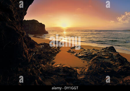 Portogallo Alentejo, Parco Naturale Costa Vicentina e a sud-ovest di Alentejo, Praia de Furnas, Vilanova de Milfontes, viaggi, turismo, tramonto, tramonto, Scenic, romantico, rosa orizzonte, rocce, rocce, mare, paesaggi marini, mare oceano Atlantico, onde, acqua, sabbia, Foto Stock