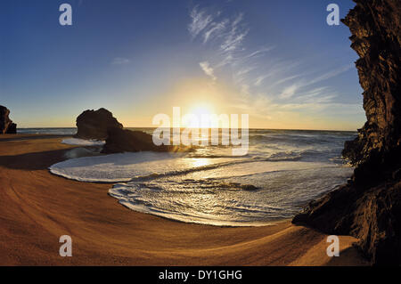 Portogallo Alentejo, Porto Covo, Parco Naturale Costa Vicentina e a sud-ovest di Alentejo, spiaggia, Scenic, tramonto, tramonto, fisheye prospettiva, sabbia, onde, Oceano Atlantico, Oceano Mare Costa, seascape, romantico, atmosferico, grande, rocce, bay, viaggi tour Foto Stock