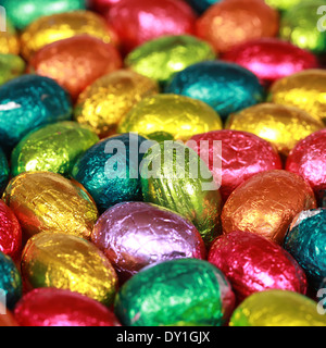 Gruppo di colorati di uova di cioccolato formando uno sfondo Foto Stock