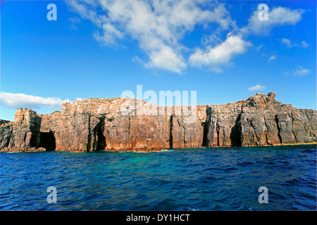 Isola di San Pietro costa e mare grotta presso la grotta di mezza luna (CALA DELLA MEZZALUNA) Foto Stock