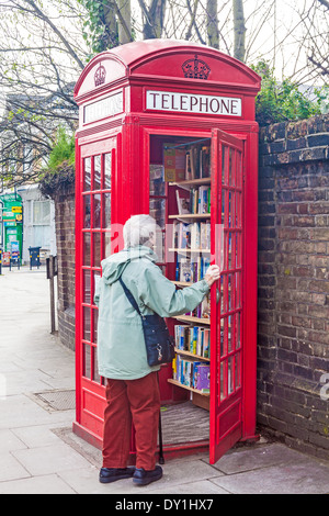 Londra, Lewisham A "micro library' in una cabina telefonica in modo Lewisham Foto Stock