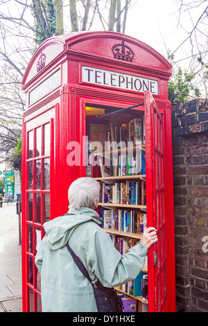 Londra, Lewisham A "micro library' in una cabina telefonica in modo Lewisham Foto Stock