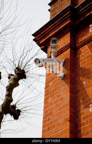 Due telecamere TVCC in un edificio di mattoni rossi Foto Stock