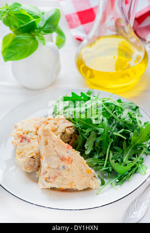 Pollo in casseruola con verdure servita con insalata verde, il fuoco selettivo Foto Stock