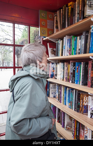 Londra, Lewisham A "micro library' in una cabina telefonica in modo Lewisham Foto Stock