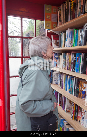 Londra, Lewisham A "micro library' in una cabina telefonica in modo Lewisham Foto Stock