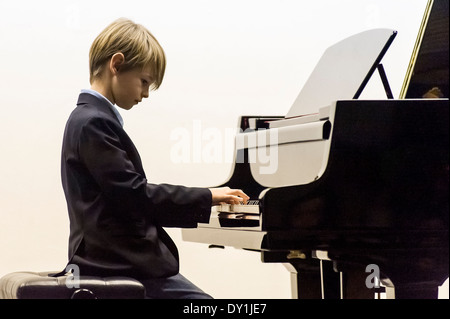 Giovane giocatore pianoforte Foto Stock