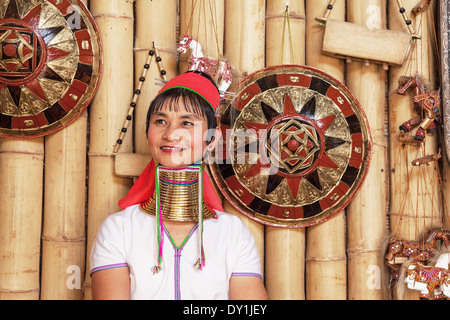 Padaung non identificato (Karen) tribù donna pone per la fotocamera in Nyaungshwe. Foto Stock