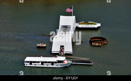 Vista aerea della USS Arizona Memorial Marzo 30, 2014 in Pearl Harbor, Hawaii. Il memoriale segna la posizione di più di mille marinai e Marines uccisi sulla Corazzata USS Arizona durante il 1941 attacco a Pearl Harbor. Foto Stock