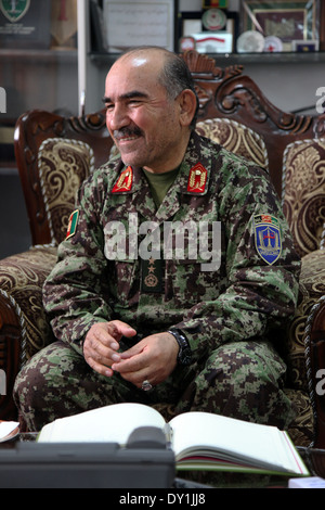 L Esercito nazionale afgano Il Mag. Gen. Mohammad Yaftali comandante del 203rd Corps durante una riunione nel suo ufficio a inoltrare una base operativa Thunder 5 marzo 2014 nel distretto di Gardez, provincia di Paktia, Afghanistan. Foto Stock