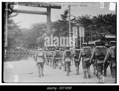 Giappone - i soldati assistono ad un festival al Santuario Yasukuni Foto Stock