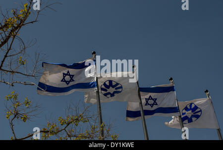 (140403) -- Gerusalemme, 3 aprile 2014 (Xinhua) -- israeliano bandiere nazionali (1L, 3L) e i flag del Ministero degli Esteri israeliano (1R, 3R) sono visibili all'ingresso del ministero a Gerusalemme, il 3 aprile 2014. Dipendenti presso il Ministero degli esteri israeliano ha firmato un accordo di mercoledì sera con il tesoro alla fine di un anno di lavoro lunga controversia e una settimana di sciopero generale. I diplomatici accreditati riceveranno un salario di sollevamento e un bonus per vivere in quelle cosiddette "difficile degli stati membri in cui essi si trovano di fronte a un crescente minaccia. La loro retribuzione sarà aggiornato anche sulla base del costo della vita nel paese in cui Foto Stock