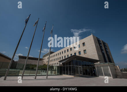 (140403) -- Gerusalemme, 3 aprile 2014 (Xinhua) -- un organo di sicurezza (L) Sta di guardia all'entrata del Ministero degli Esteri israeliano a Gerusalemme, il 3 aprile 2014. Dipendenti presso il Ministero degli esteri israeliano ha firmato un accordo di mercoledì sera con il tesoro alla fine di un anno di lavoro lunga controversia e una settimana di sciopero generale. I diplomatici accreditati riceveranno un salario di sollevamento e un bonus per vivere in quelle cosiddette "difficile degli stati membri in cui essi si trovano di fronte a un crescente minaccia. La loro retribuzione sarà aggiornato anche sulla base del costo della vita nel paese dove servono, con modifiche dei loro piani pensionistici. (Xinhua Foto Stock