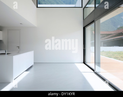 Interno di un grande spazio a doppia altezza che funge da sala da pranzo. Foto Stock