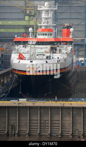 Papenburg (Germania). 03 apr 2014. Il quasi completato la nuova costruzione della nave di ricerca Sonne si trova nell'edificio con tetto di dock del cantiere Meyer di Papenburg, Germania, 03 aprile 2014. L'high tech della nave per mare profondo di azioni di ricerca di 116 m di lunghezza, 20,60 m di larghezza e ha 8.600 TSL. Esso è stato commissionato dal Ministero tedesco dell'istruzione e della Ricerca (BMBF) nel 2011 già. Sonne è pianificato per essere sganciato il 05 aprile 2014. Foto: INGO WAGNER/DPA/Alamy Live News Foto Stock