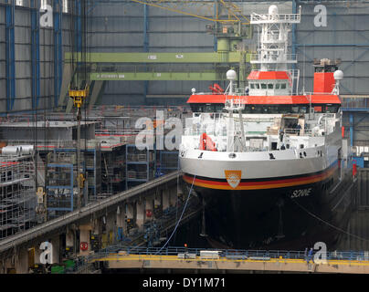 Papenburg (Germania). 03 apr 2014. Il quasi completato la nuova costruzione della nave di ricerca Sonne si trova nell'edificio con tetto di dock del cantiere Meyer di Papenburg, Germania, 03 aprile 2014. L'high tech della nave per mare profondo di azioni di ricerca di 116 m di lunghezza, 20,60 m di larghezza e ha 8.600 TSL. Esso è stato commissionato dal Ministero tedesco dell'istruzione e della Ricerca (BMBF) nel 2011 già. Sonne è pianificato per essere sganciato il 05 aprile 2014. Foto: INGO WAGNER/DPA/Alamy Live News Foto Stock