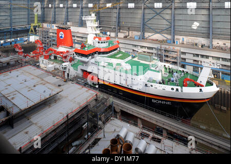 Papenburg (Germania). 03 apr 2014. Il quasi completato la nuova costruzione della nave di ricerca Sonne si trova nell'edificio con tetto di dock del cantiere Meyer di Papenburg, Germania, 03 aprile 2014. L'high tech della nave per mare profondo di azioni di ricerca di 116 m di lunghezza, 20,60 m di larghezza e ha 8.600 TSL. Esso è stato commissionato dal Ministero tedesco dell'istruzione e della Ricerca (BMBF) nel 2011 già. Sonne è pianificato per essere sganciato il 05 aprile 2014. Foto: INGO WAGNER/DPA/Alamy Live News Foto Stock