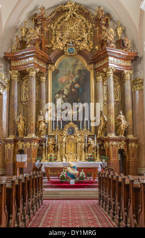 TRNAVA, Slovacchia - 3 Marzo 2014: altare maggiore (1755-1757) nella chiesa dei Gesuiti. Foto Stock