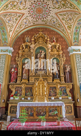 TRNAVA, Slovacchia - 3 Marzo 2014: altare laterale di st. Giuseppe nella chiesa dei Gesuiti da 19. cento. Foto Stock